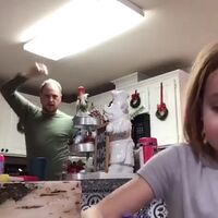 El hilarante vídeo viral de un padre dándolo todo en un divertido baile, sin saber que su hija lo enviaría a su profesora