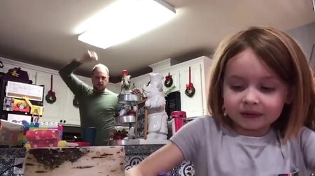 El hilarante vídeo viral de un padre dándolo todo en un divertido baile, sin saber que su hija lo enviaría a su profesora