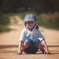 Niños que se sientan con las piernas en "W", ¿debemos corregirles?