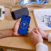 El sencillo trámite que te puede librar de un susto en vacaciones: así puedes llevar en tu iPhone la Tarjeta Sanitaria Europea
