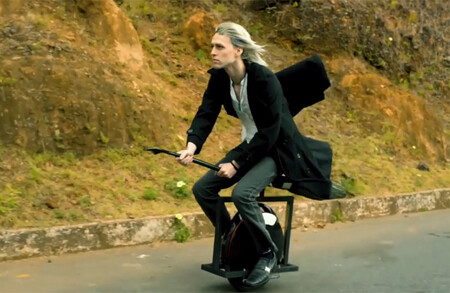 Este patinete eléctrico con forma de escoba está volviendo locos a los fans de Harry Potter
