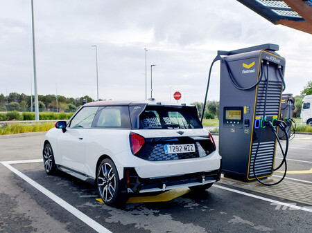 Mini Jcw Electrico Cargando