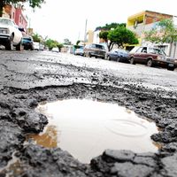 Si vives en Toluca, podrás recibir hasta 5 mil pesos si tu auto se daña por un bache