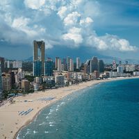 Benidorm se ha encontrado con algo peor que el turismo masivo: 340 millones de euros que amenazan con llevarla a la quiebra
