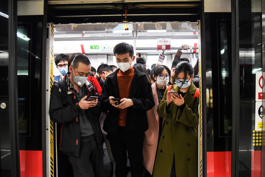 Nada de trabajar en casa, mejor dormir en la oficina: China le da la vuelta al teletrabajo en plena ola covid