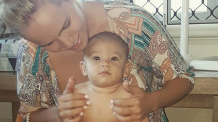 'Ojalá nunca hubiera dado el pecho': una madre provoca un intenso debate en Instagram con esta frase