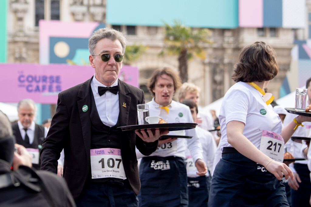 A las puertas de los JJOO, París ha recuperado una prueba legendaria de 1914: poner a correr a sus camareros con cruasanes