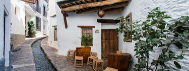 El pueblo blanco de Granada que parece Marruecos, ideal para una escapada camper: calles bereberes, acequias y aparcamiento gratis con vistas