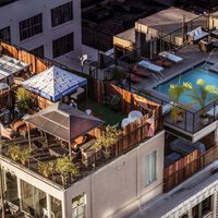 Había instalado sin permiso un toldo, una jardinera... y la comunidad la denuncia: la justicia les ha dado un buen repaso