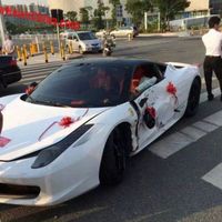 Rentas un Ferrari para llegar flamante a tu boda... y lo chocas