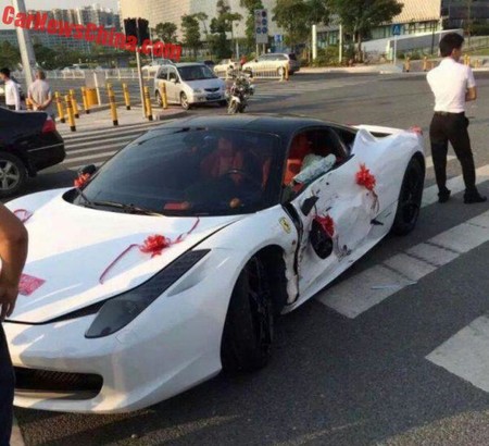 Rentas un Ferrari para llegar flamante a tu boda... y lo chocas