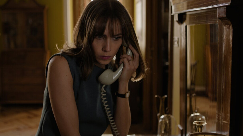 'La sospecha de Sofía' tiene aires de divertido folletín de espías, pero Imanol Uribe se inclina más hacia la telenovela. Spoiler: no sale bien 