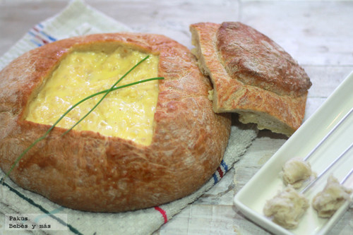 Un aperitivo original para los niños más queseros: receta de fondue de queso servida dentro de una hogaza