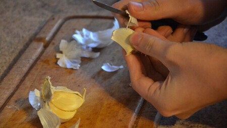 Secretos de la abuela: 5 usos sorprendentes para las cáscaras de ajo en casa