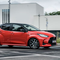 El Toyota Yaris se actualiza en España a golpe de sistema multimedia: un utilitario híbrido desde 22.200 euros