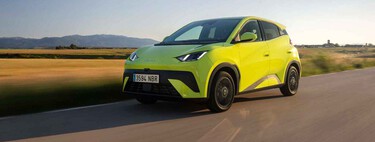 Los españoles hemos comprado más coches eléctricos que nunca en 2025. Por primera vez, BYD le ha comido la tostada a Tesla