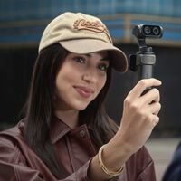 Esta cámara con lentes Leica y pantalla desmontable como control remoto es la peor pesadilla de DJI: Insta360 Luna Ultra