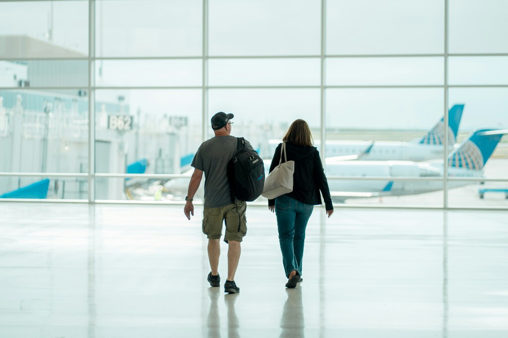 Las aerolíneas le han arrebatado a sus pasajeros el derecho a llevar maleta. Europa está a las puertas de devolvérselo