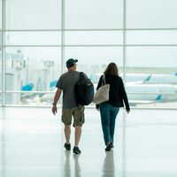 Las aerolíneas le han arrebatado a sus pasajeros el derecho a llevar maleta. Europa está a las puertas de devolvérselo