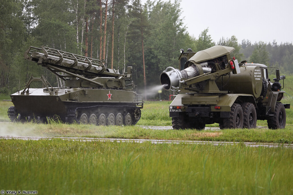 Como una Karcher, pero a lo soviético: Rusia tiene un camión con un turborreactor de un caza para limpiar sus tanques 