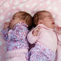 Las primeras gemelas nacidas con coronavirus en Reino Unidos se recuperan en casa