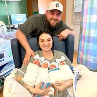 Querían un hermanito para su hija y llegaron cuatrillizos: dos parejas de gemelos idénticos 