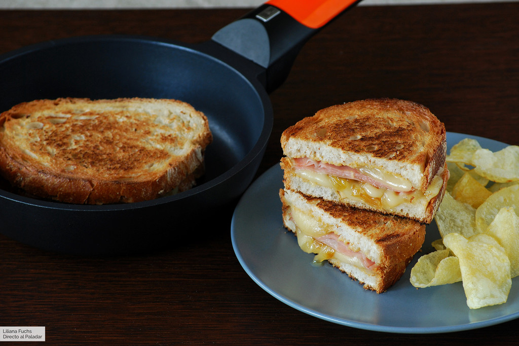 Receta de sándwich de mortadela y queso San Simón con cebolla caramelizada, para no repetir los bocadillos de siempre