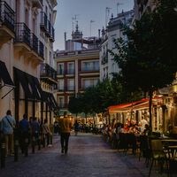 A los españoles nos encanta cenar a las 21:30 e incluso a las 22:00. Quien está pagando el precio es nuestro cuerpo