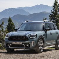 El MINI Countryman estrena los cambios justos por fuera, instrumentación digital por dentro y la misma variante híbrida enchufable