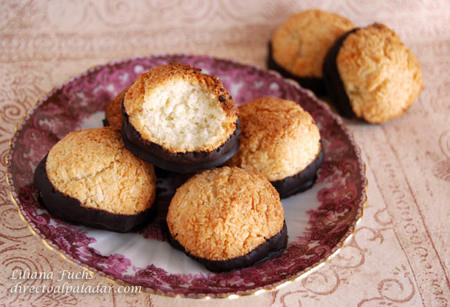 Macaroons de coco y almendra bañados en chocolate negro. Receta