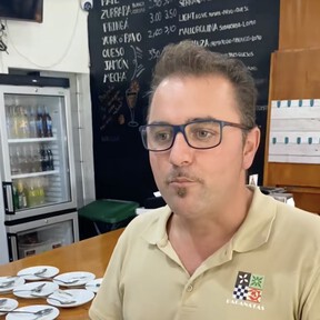 Jairo Sánchez, dueño de un bar restaurante: "En muchos sitios se obliga a pagar en barra para que el cliente se levante, deje la mesa libre y se siente otro rápido" 