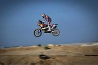 Sam Sunderland rompe barreras metiendo su KTM 450 Rally en un circuito de motocross