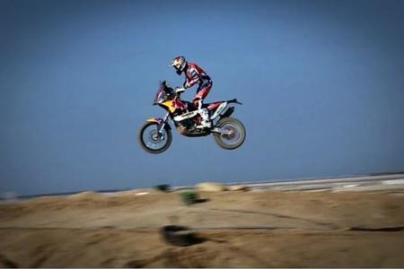 Sam Sunderland rompe barreras metiendo su KTM 450 Rally en un circuito de motocross