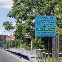 Madrid puso miles de multas en la ZBE de Plaza Elíptica. Ahora tiene que devolver parte y arreglar el caos de la señalización