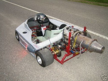 Un kart propulsado por un pequeño jet