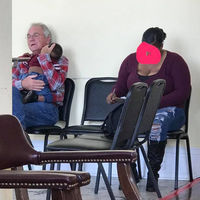 La conmovedora fotografía de un hombre acunando al bebé de una madre que necesitaba ayuda