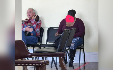 La conmovedora fotografía de un hombre acunando al bebé de una madre que necesitaba ayuda
