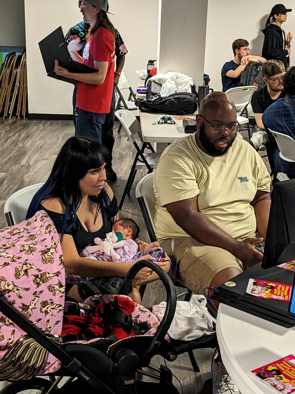 La auténtica madre placaje acaba de ganar un torneo de Mortal Kombat... con su hija en brazos mientras jugaba 