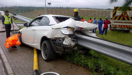 El BMW 335i atravesado por un guardarraíl