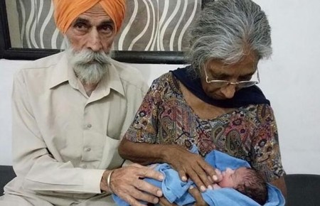 Una mujer india se convierte en madre primeriza a los 70 años