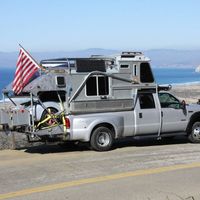 Esto es lo que engendras cuando cruzas una Ford F-350 y una autocaravana para dormir y llevar tu Porsche al mismo tiempo