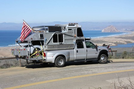 Esto es lo que engendras cuando cruzas una Ford F-350 y una autocaravana para dormir y llevar tu Porsche al mismo tiempo