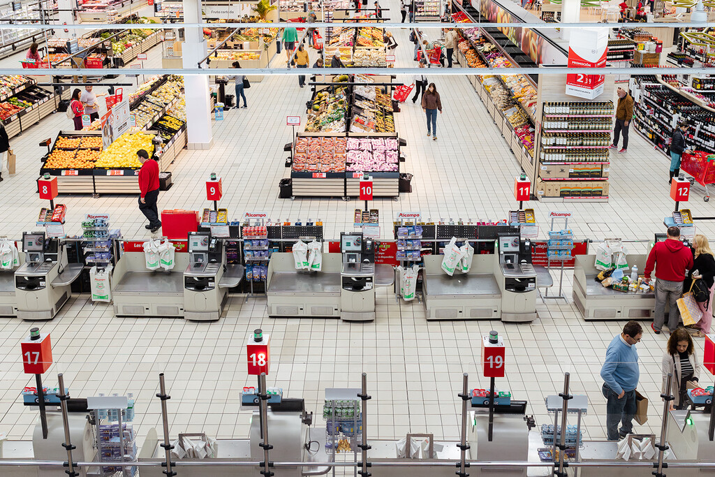 Se suponía que el comercio online iba a jubilar los súper de toda la vida. La realidad es que en España no paran de abrir