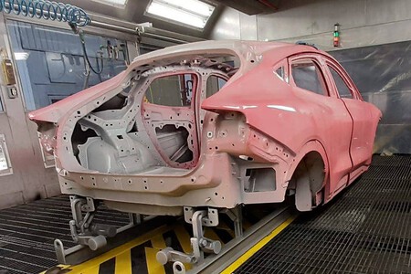 Ford Cuautitlan Pinta Un Mustang Mach E Rosa Por Accidente