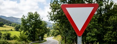 Qué significa la señal de tránsito que lleva un triángulo con contorno rojo y centro blanco 