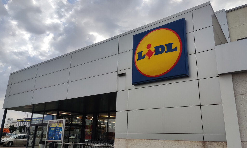 Lidl rebaja (a menos de 13 euros) este toallero de bambú: ideal para cuartos de baño pequeños 
