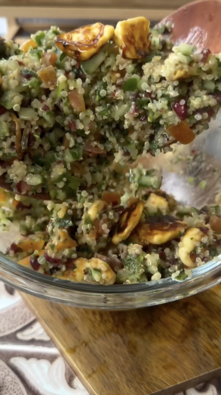 Cómo hacer una ensalada con queso panela asado y caramelizado fácil y deliciosa, con la receta de La Teresa Cocinera