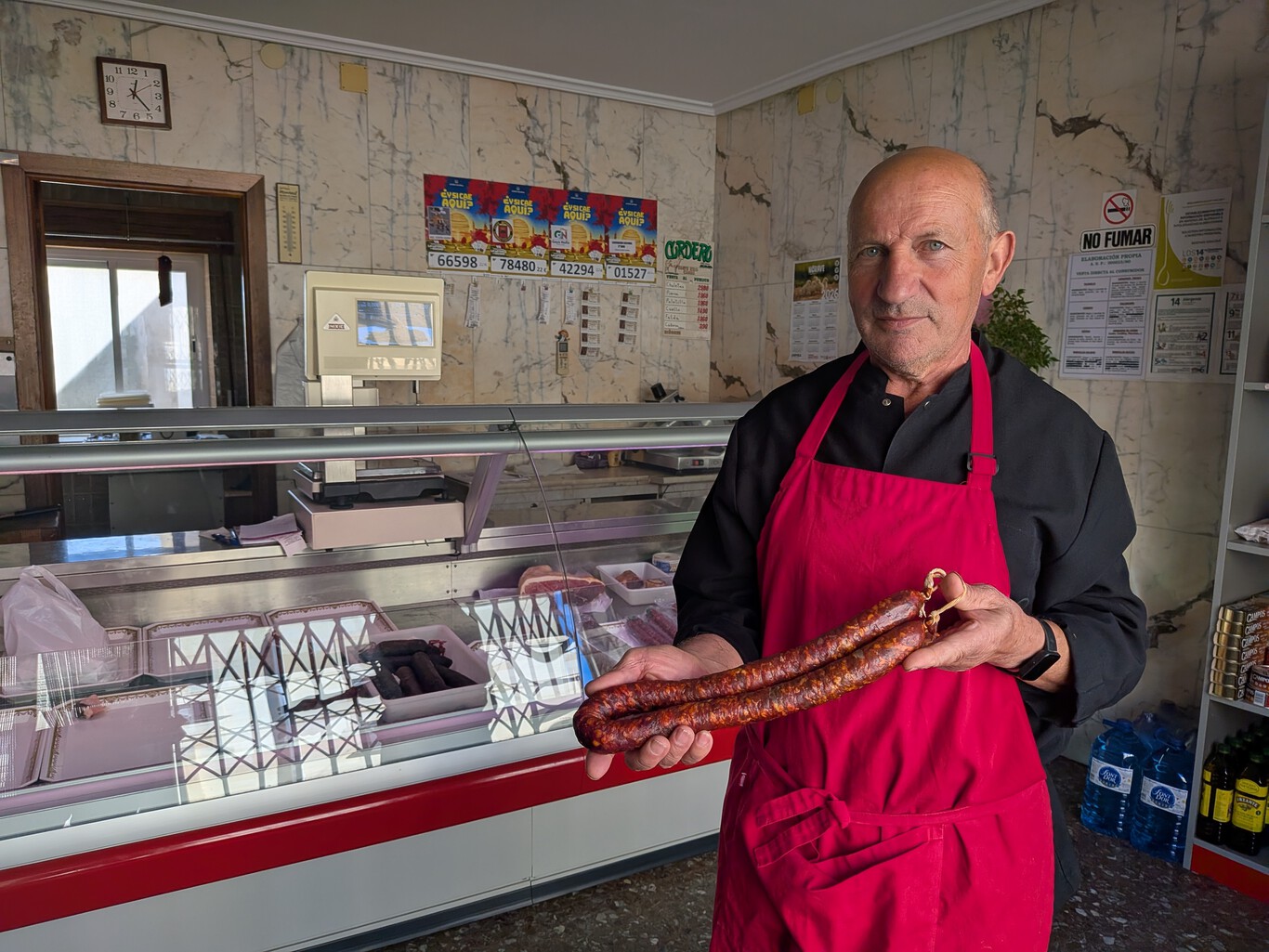 Interior de una carnicería tradicional con cámaras de secado de embutidos