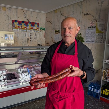 El carnicero de Tardelcuende (Soria) que sigue haciendo güeñas, el chorizo de vísceras en vías de extinción: “Al próximo verano no llegamos”
