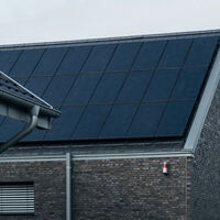 Hemos instalado tantas placas solares que hay días donde producimos demasiada energía, y esto es un caro problema